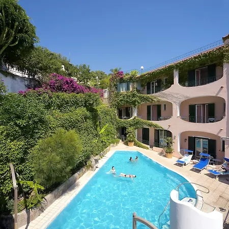 Bellevue Benessere & Relax מלון 4*